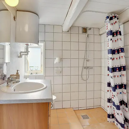 Gemütliches Haus Mit 1 Schlafzimmer In Ferienhaus *